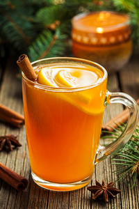 传统杯热棕榈冬季饮品与香料配方。健康有机自制节日庆祝饮料在玻璃。老式木制背景