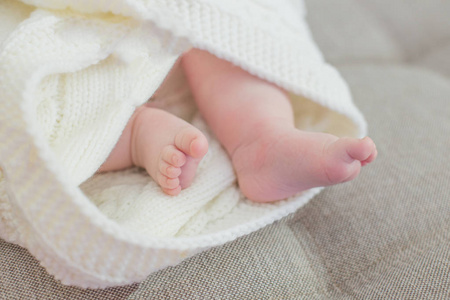 新出生。婴儿的脚盖上毯子