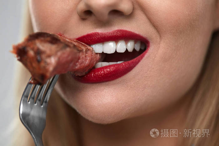 女人的嘴咬肉.美丽的女嘴吃肉