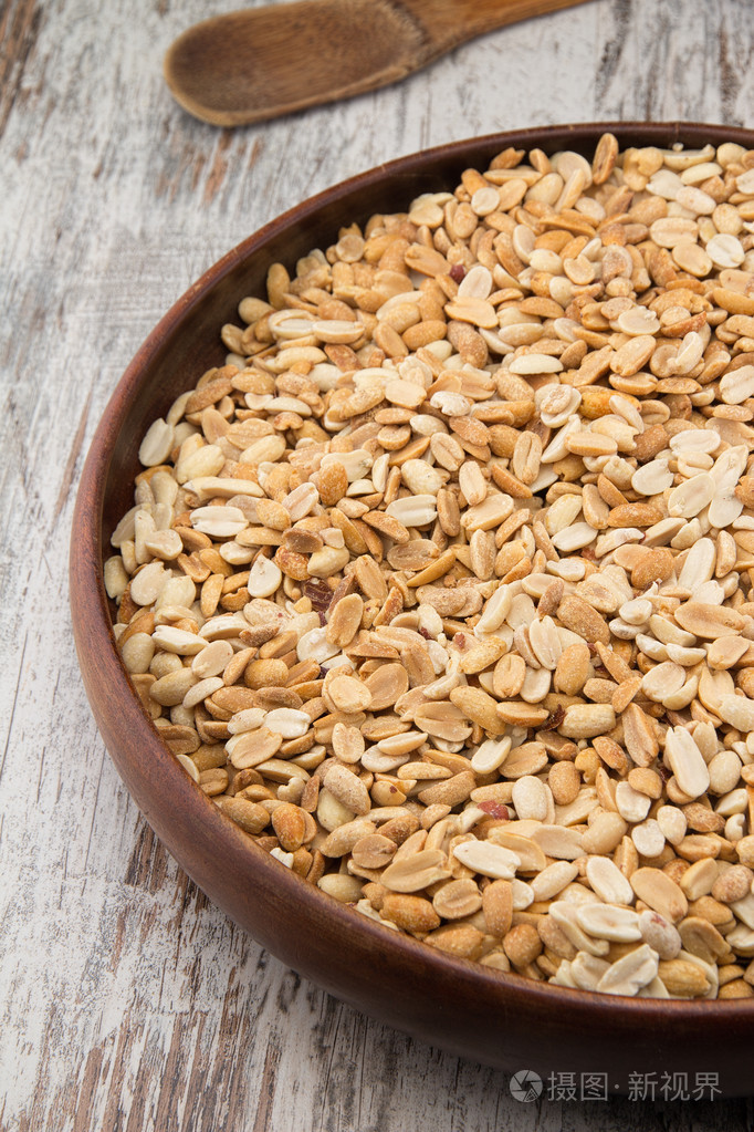 花生油炸去皮及盐腌花生木制板中的特写