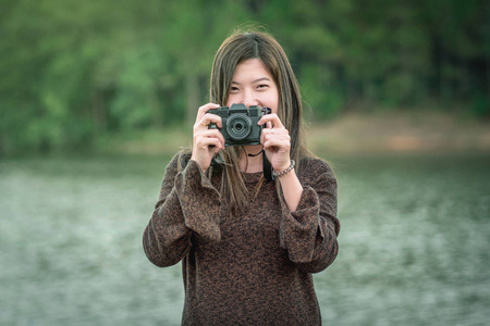 湖底森林女摄影师画像图片