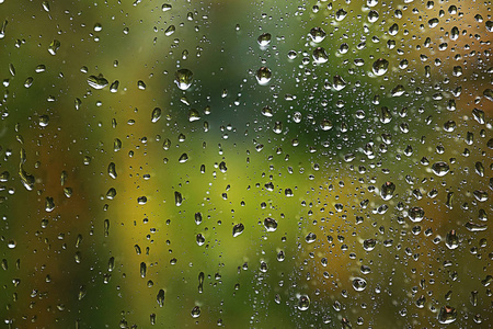 雨滴流入玻璃