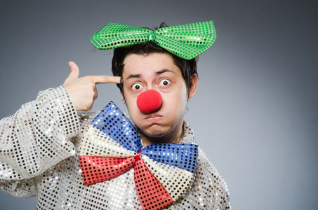 红艺人滑稽小丑红鼻子照片