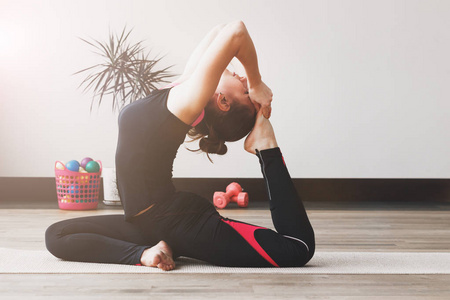 女人在垫子上做瑜伽练习, 室内照片