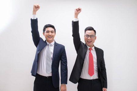 成功的亚洲商人举手与背景, 启动, 聪明的工作, 成功的人, 合作伙伴和