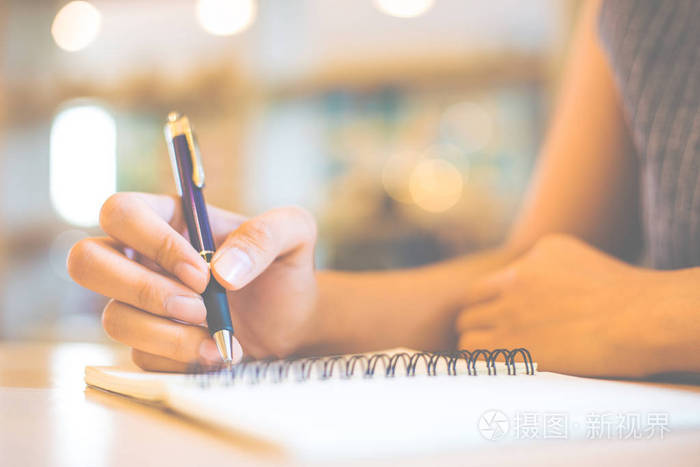 商务妇女手用钢笔在便笺垫上写字照片-正版商用图片0ni0iu-摄图新视界