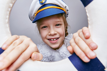 小女孩在翻阅救生圈的船长帽图片