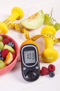 水果沙拉, 葡萄糖表, 厘米和哑铃, 糖尿病, 健康的生活方式和营养观念