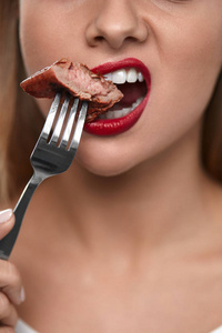 美丽的女嘴吃肉照片