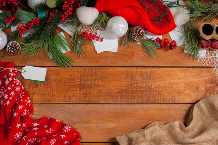 与圣诞装饰品的木桌
