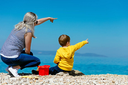 母亲和儿子在海滩上很开心