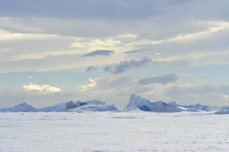 美丽的景色的雪山南极冰山