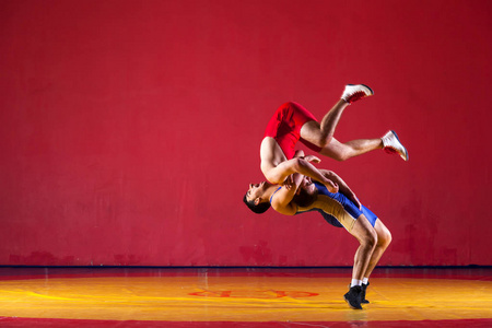 两个强壮的摔跤手照片