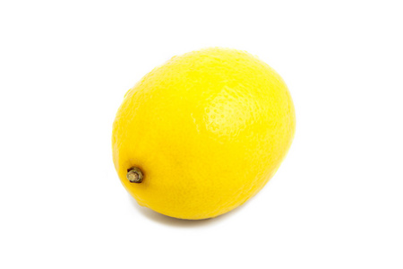 用水的新鲜柠檬滴在白色的背景