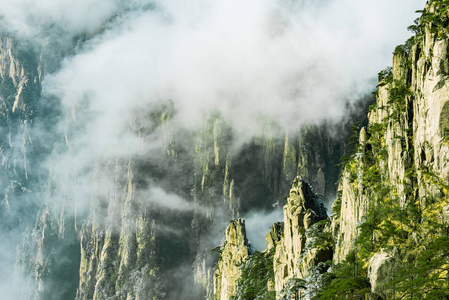 云层之上黄山国家公园的山峰