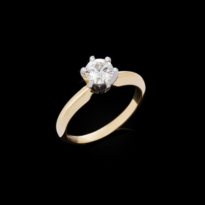 在黑色背景上的订婚钻石戒指