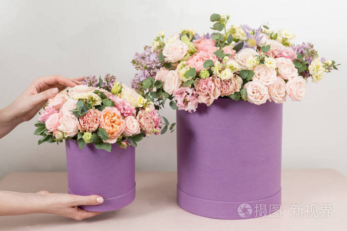 选择性聚焦在丁香便的花束上 美丽的豪华的混合花在女人的手 花店里花匠的工作 完美的礼物或赞美照片 正版商用图片0ni69f 摄图新视界 选择性聚焦在丁香便的花束上 美丽的豪华的混合花在女人的手 花店里花匠的工作 完美的礼物或赞美照片 正版商用图片0ni69f 摄图新视界