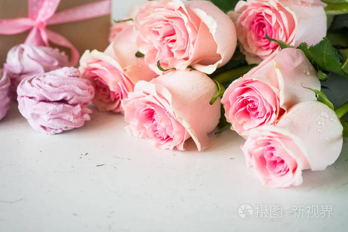粉色的玫瑰，在白色的石头表