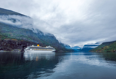 邮轮衬垫上哈丹格尔 fjorden