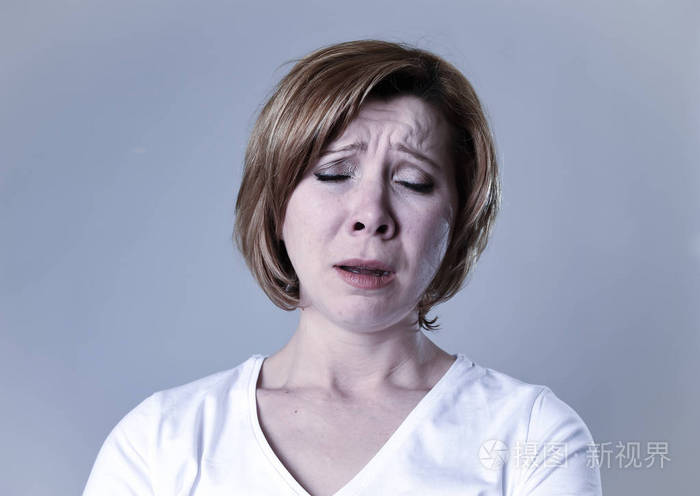 肖像年轻的美丽女子,在她 30 多岁难过和沮丧,在击穿患上抑郁症