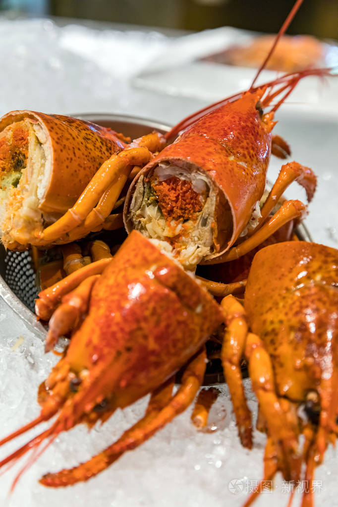 加拿大龙虾海鲜特写照片在冰上