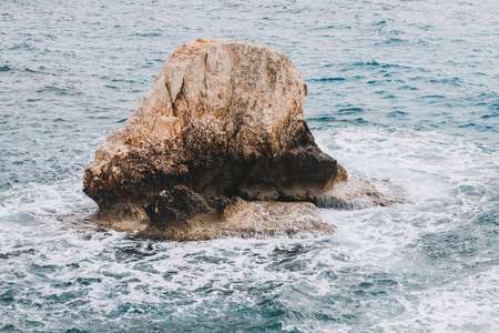 塞浦路斯岛 Cavo Greko 半岛附近的岩石悬崖和蔚蓝海水