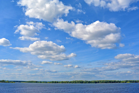 从萨马拉城市的伏尔加河看晴天多云的天气, 美丽的蓝天