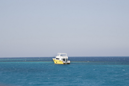 黄色小船在海上