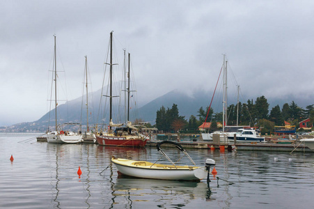 云雾缭绕的地中海景色。游艇和渔船在水上。黑山蒂瓦特
