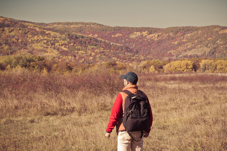 男性游客背包 sotret 秋天在地平线上