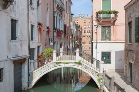 典型的威尼斯一瞥，与运河和桥梁
