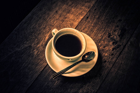 杯热咖啡，在一张木桌上