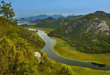 里耶卡 Crnojevica 河附近斯卡达尔湖黑山