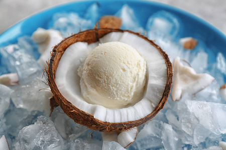 椰子冰一半的椰子冰淇淋照片