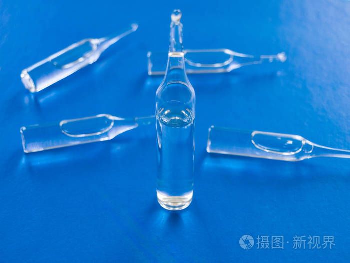 蓝色背景上的安瓿