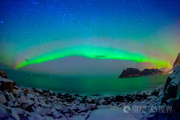 户外美景的美丽多彩的极光或极光北极星, 也知道北极光在夜空上空罗弗