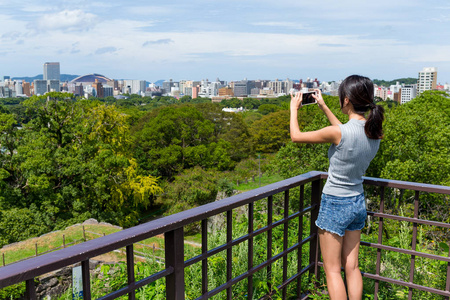 女人拍照在福冈市