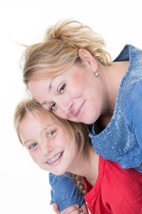 带着单身母亲和女儿的孩子带着微笑拥抱的坐骑照片