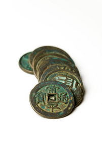 中国古代青铜钱币在白色背景上图片
