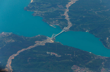 空中拍摄飞机飞越地面土耳其伊斯坦布尔苏丹塞利姆 Yavuz 大桥