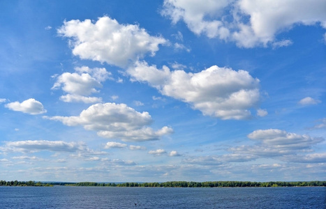 从萨马拉城市的伏尔加河看晴天多云的天气, 美丽的蓝天
