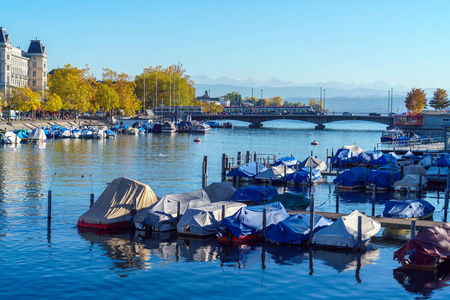 Limmat 河堤防与城市电车, 苏黎世, 瑞士