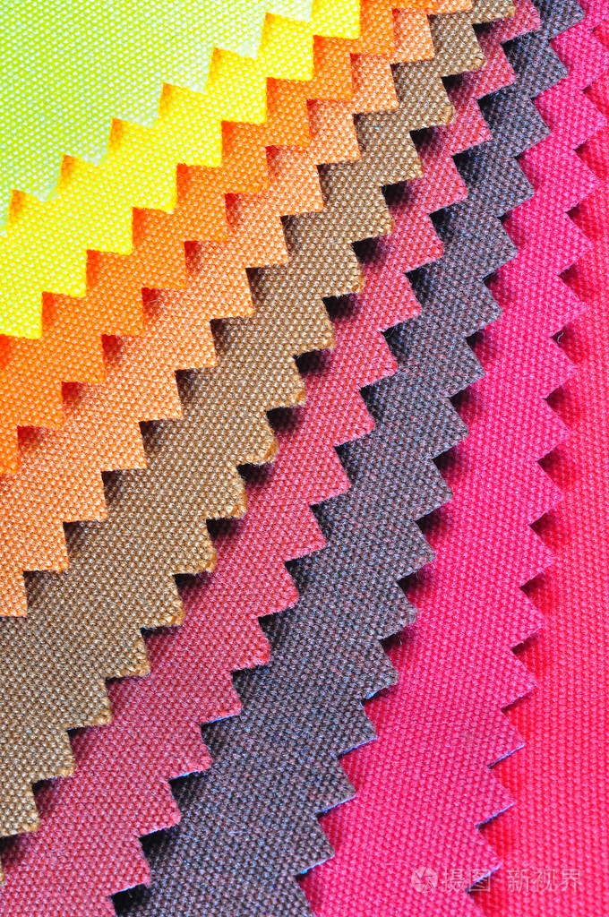 红色调质地的面料样品