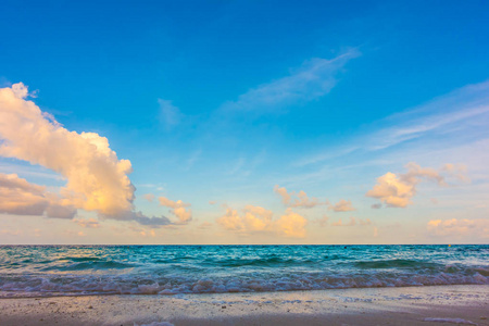 在平静的海面，在热带的马尔代夫天空与美丽的日出