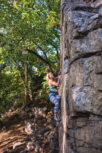 女孩在一块岩石上的登山者
