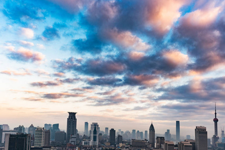 上海天际线戏剧性的天空