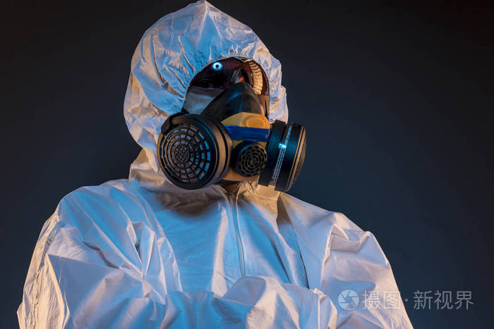 大流行, 病毒感染的概念.男人穿着防护服, 戴着眼镜 antigas 面具.