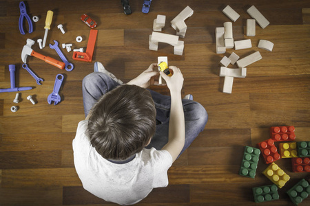 玩工具玩具的小男孩图片