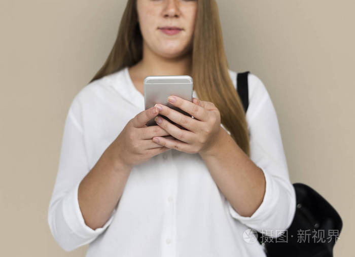 女人抱着手机