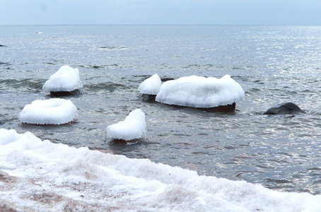 皮尔斯在冰, 海被冻结, 海海岸在冰冬天在波罗的海, 结冰在海滨